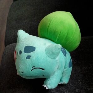 Pokémon Bulbasaur stuffed animal. Product: Pokémon Bulbasaur 8-Inch Plush.Ma